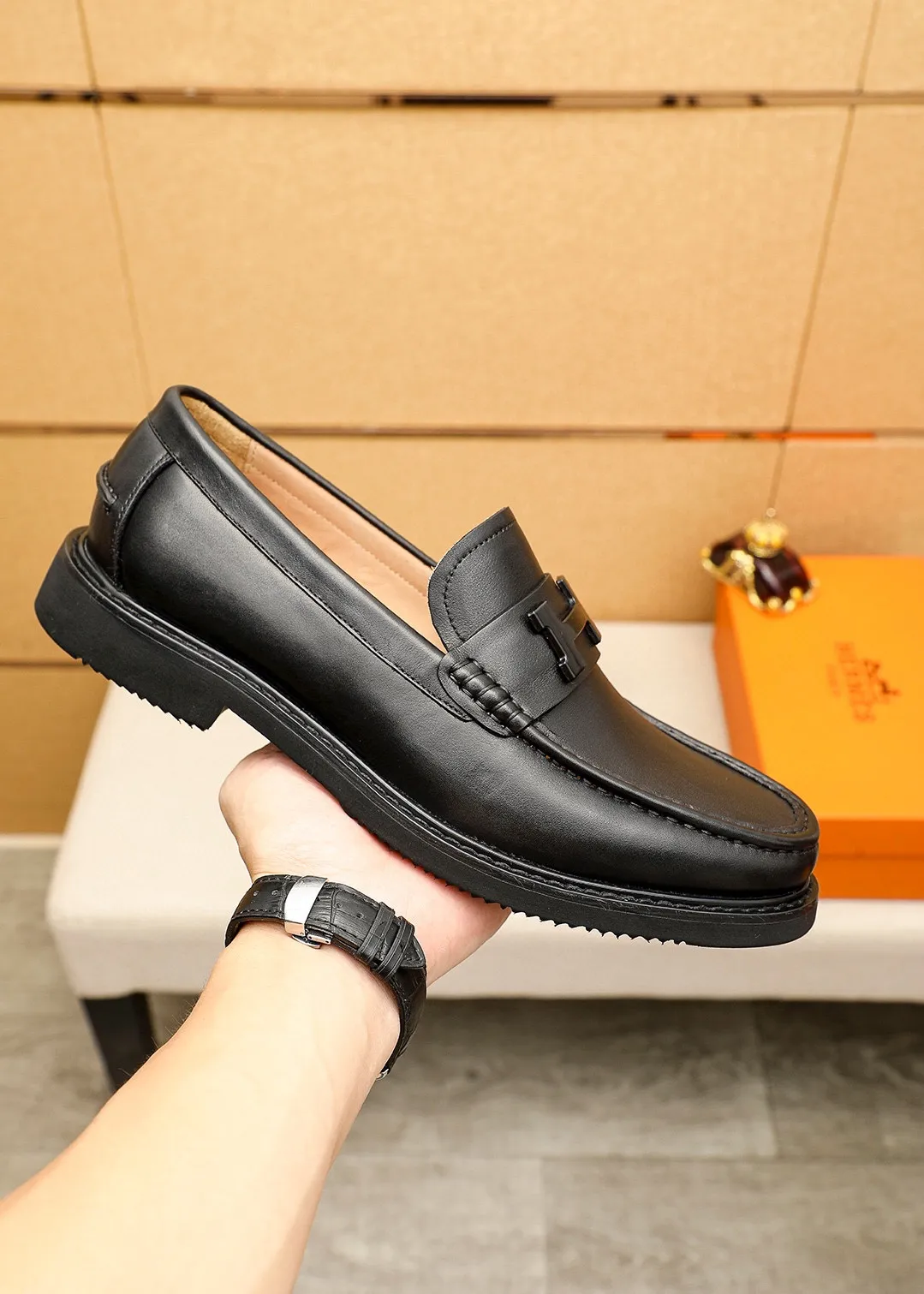 Men's shoes 💰442 💐 Product trademark: HERMES "Hermès" fashionable casual leather shoes Regular size: 38-44 (45🉑️customized) Product materials: Selected imported first-layer calfskin upper + classic hardware buckle, imported cowhide leather lining. Strong three-dimensional visual effect, original outsole color: 2 colors available